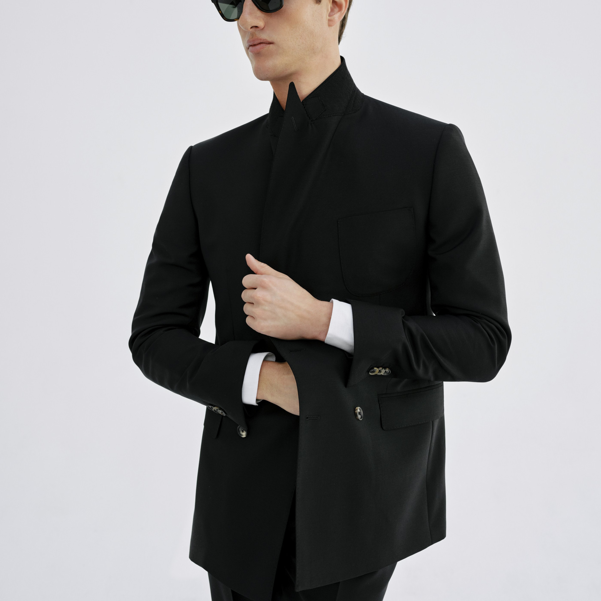 Costume croisé noir boutons en cornes